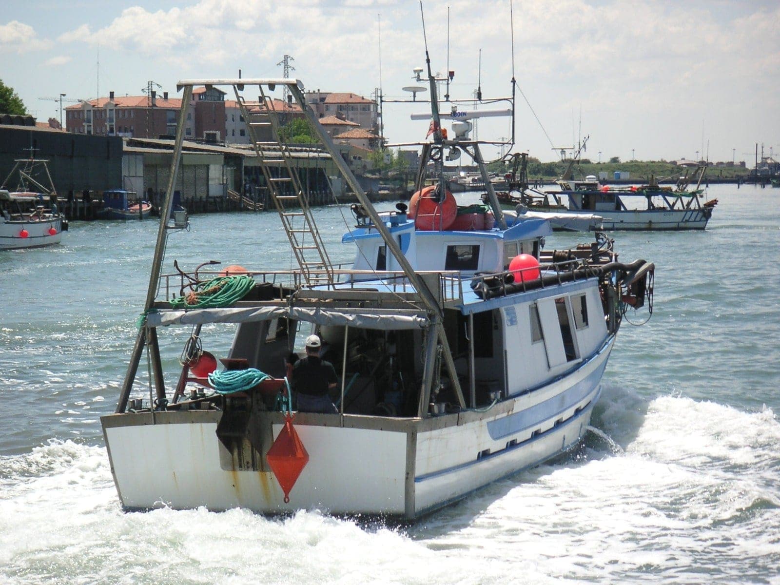 Un peschereccio associato in navigazione
