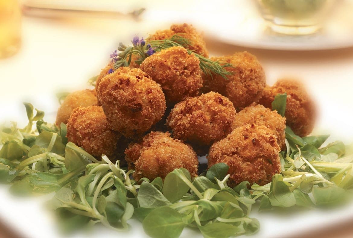 Polpette di fasolari dorate servite con salsa